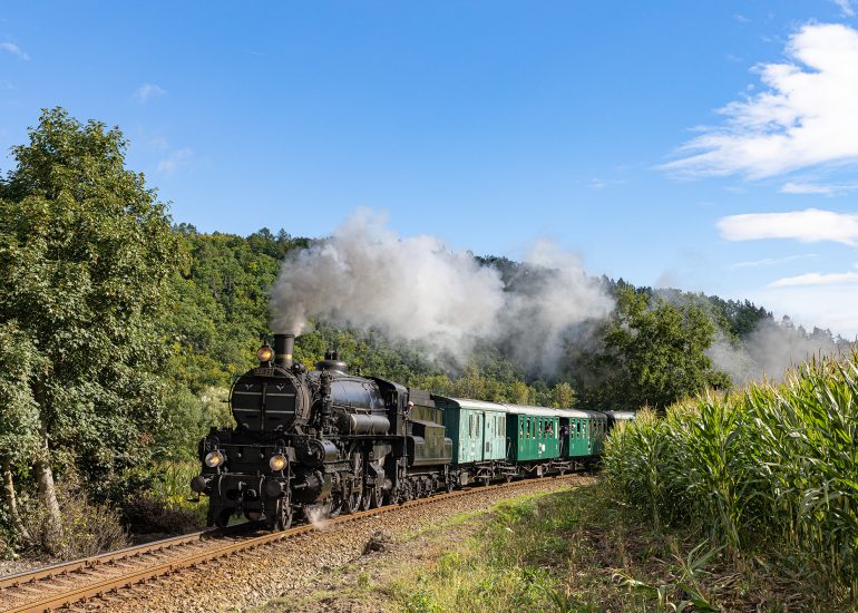 Ein hervorragendes Gesamtbild: 310.23 mit passenden Wagenzug kurz vor Zlenice.