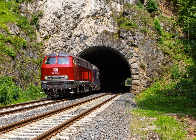 Diesellok 216 224-6 mit einem stimmigen Personenzug am Rothenfels Tunnel im Pegnitztal