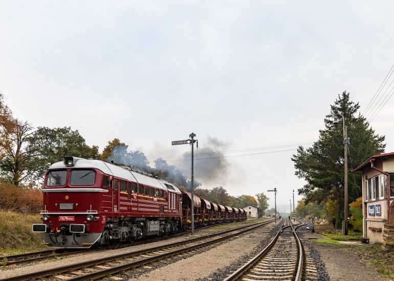 Tschechische Diesellok Sergej T679.1312 bei Rangiermanövern im Bahnhof Krupa