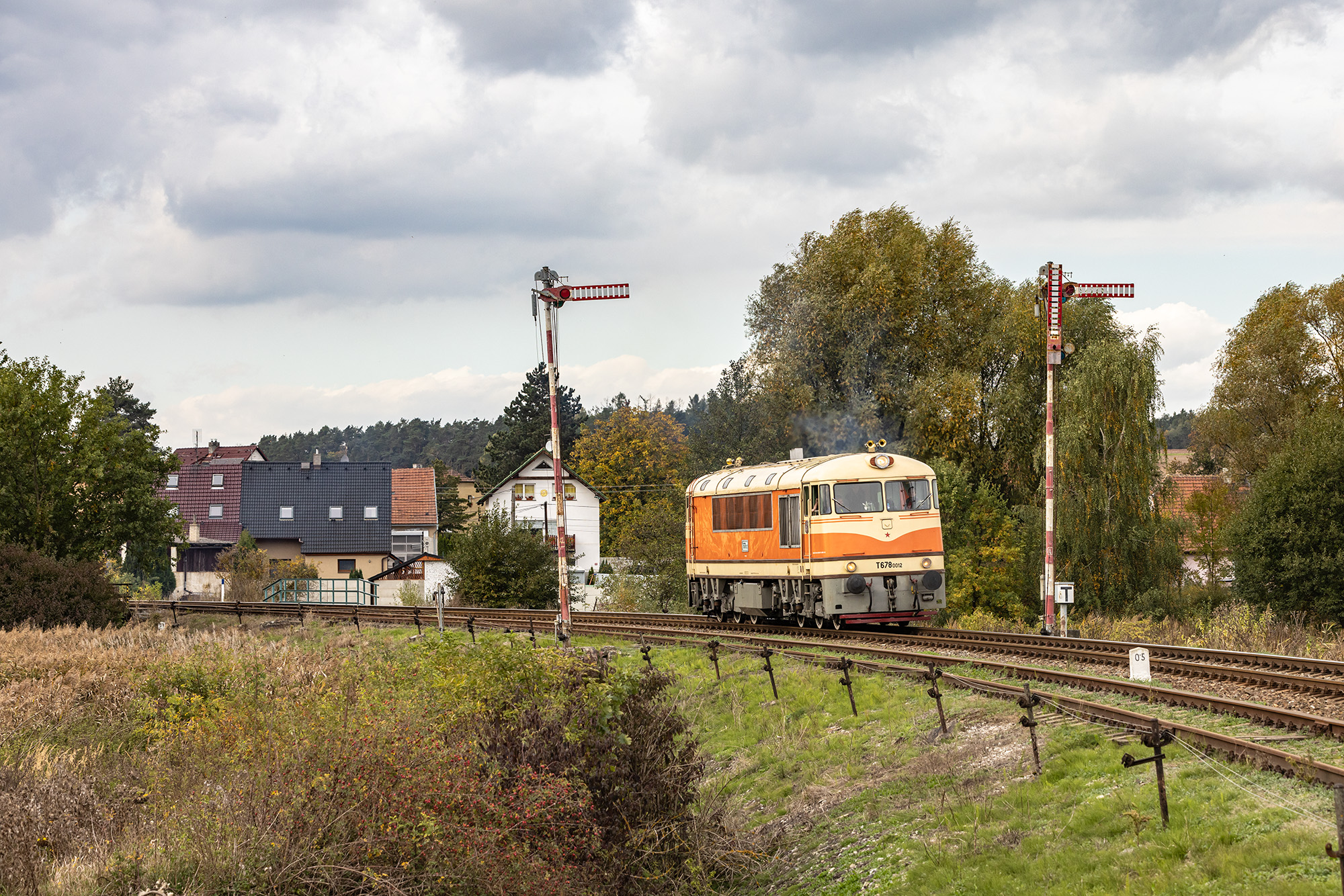 Tschechische Diesellok T678.0012 an den Einfahrsignalen in Krupa