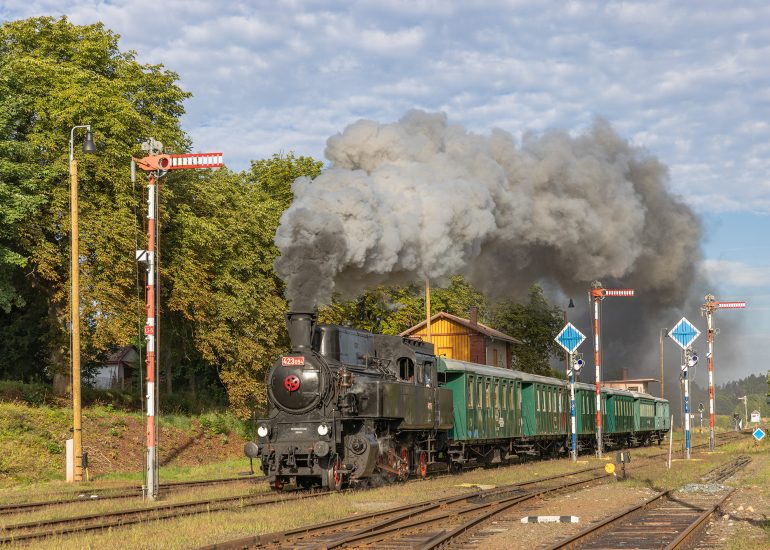 Einfahrt in den Bahnhof Martinice v Krkonoších mit 423.094