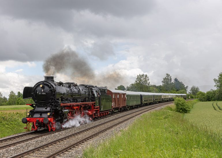 01 1104 mit dem Geburtstagszug von Hagen vor Ortloff