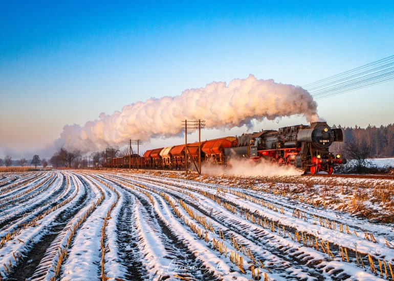52 8080 an den Doppeltelegrafenmasten bei Horka