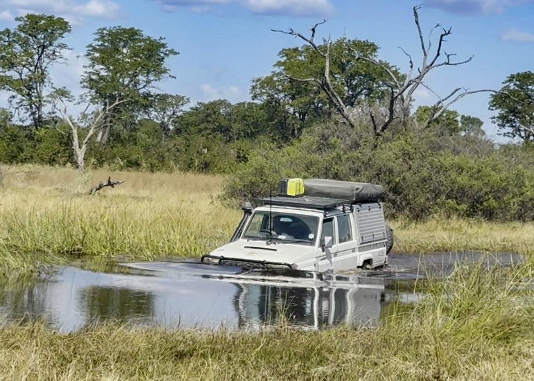 Wasserdurchquerung im Okavango Delta